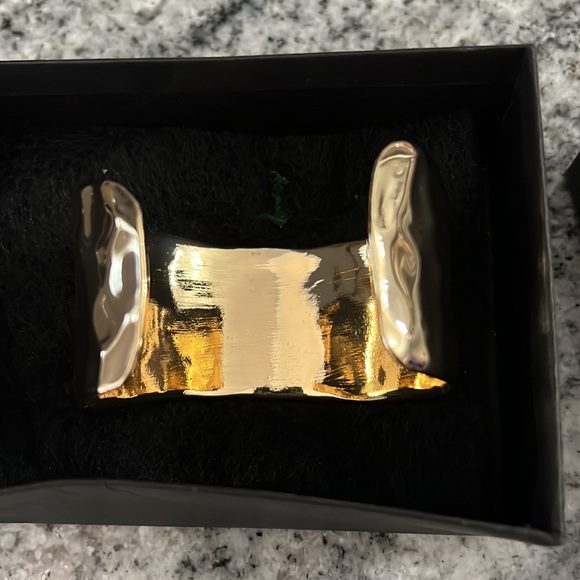 New Gold cuff bracelet w stones gorgeous - Picture 5 of 5